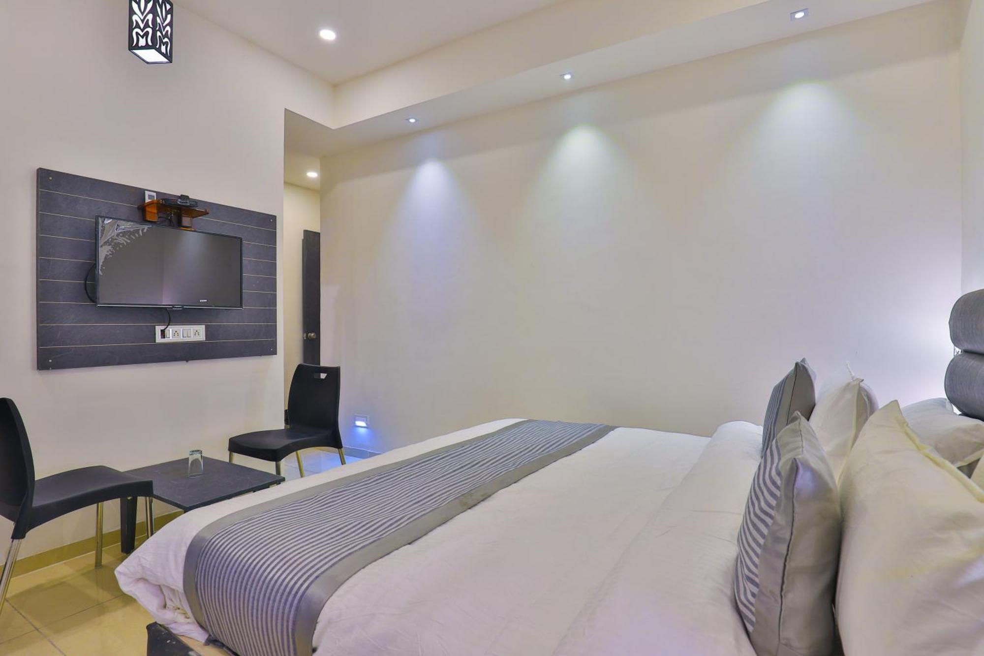Nova Hotel New Crossroad Rajkot Εξωτερικό φωτογραφία
