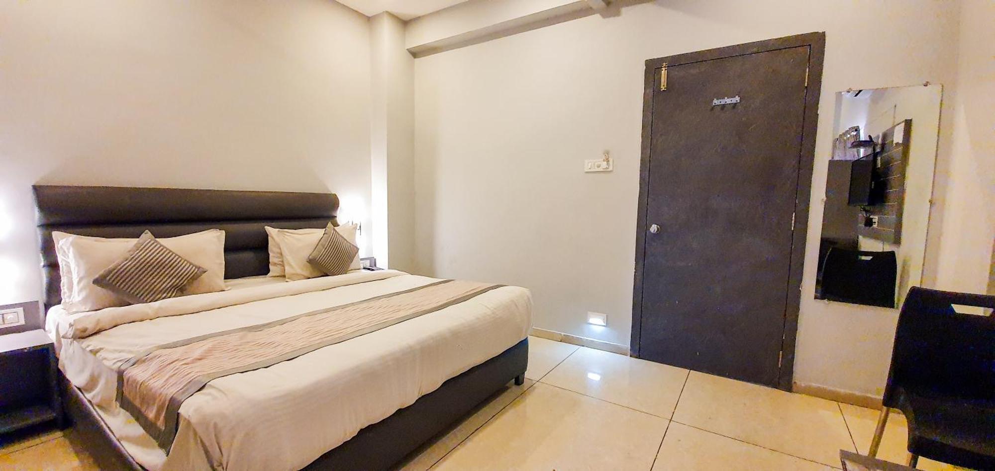 Nova Hotel New Crossroad Rajkot Εξωτερικό φωτογραφία