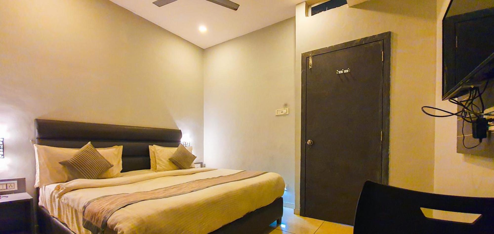 Nova Hotel New Crossroad Rajkot Εξωτερικό φωτογραφία