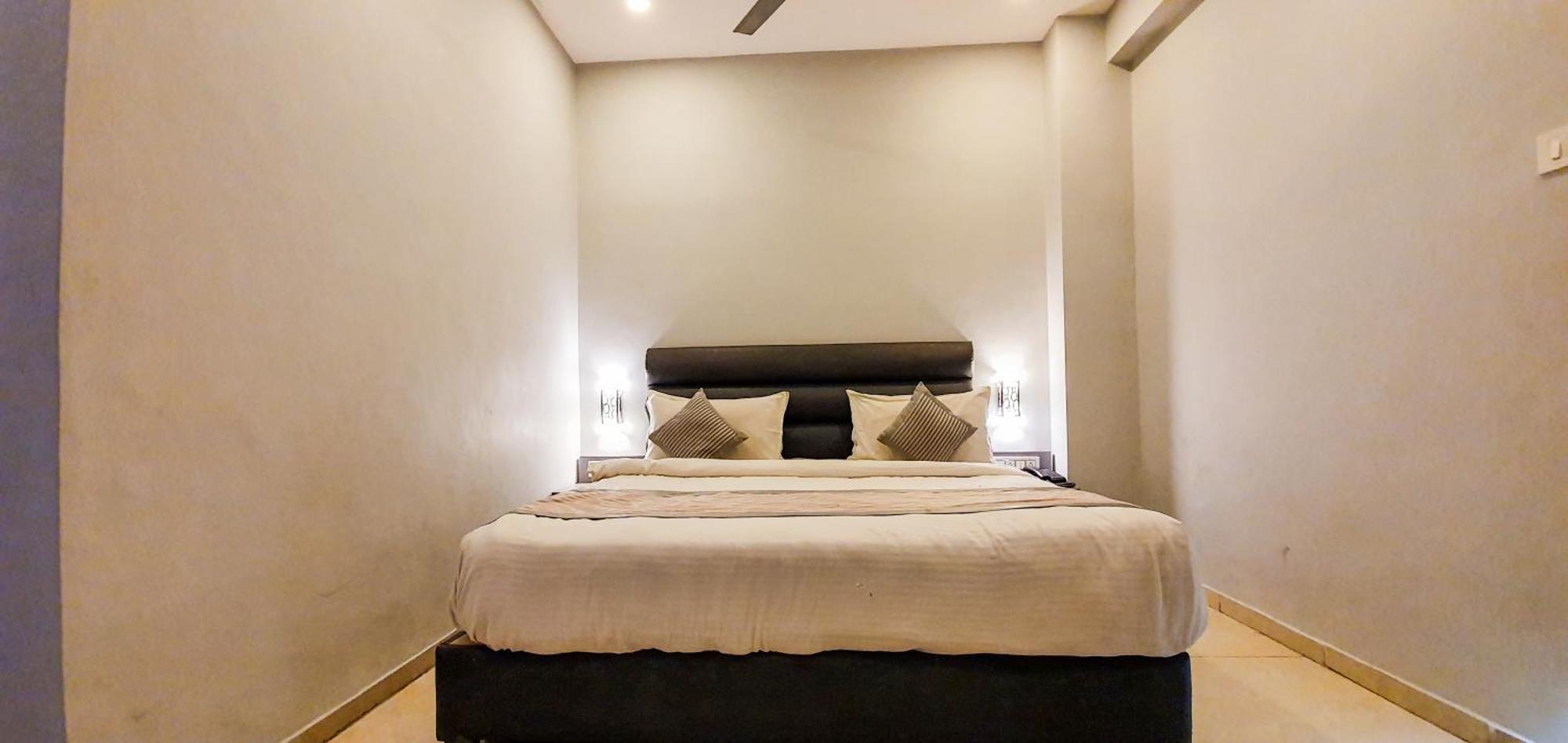 Nova Hotel New Crossroad Rajkot Εξωτερικό φωτογραφία
