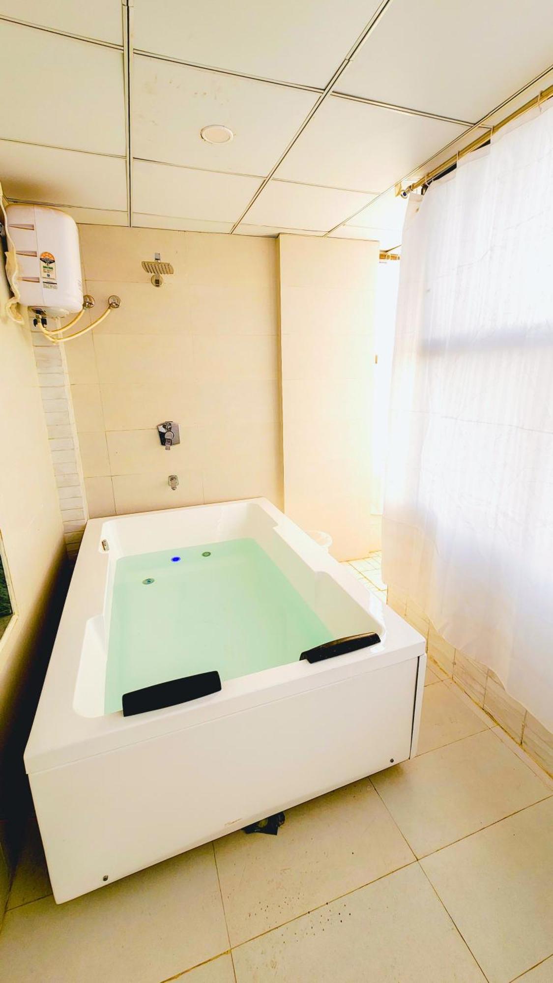 Nova Hotel New Crossroad Rajkot Εξωτερικό φωτογραφία
